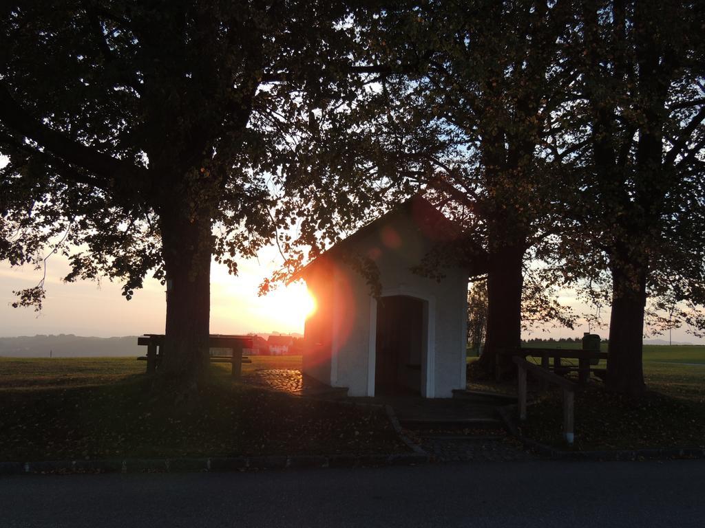 Kirchenwirt Inn Kreuzen  エクステリア 写真