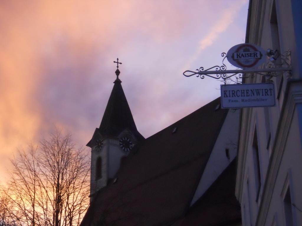 Kirchenwirt Inn Kreuzen  エクステリア 写真
